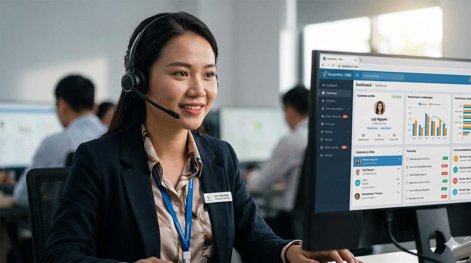 Nhân viên đang thao tác trên phần mềm CRM trong việc làm chăm sóc khách hàng tại Phú Thọ
